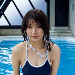モデルプレス - 似鳥沙也加、スク水着こなし美バストちらり グラビア史に残る怪作