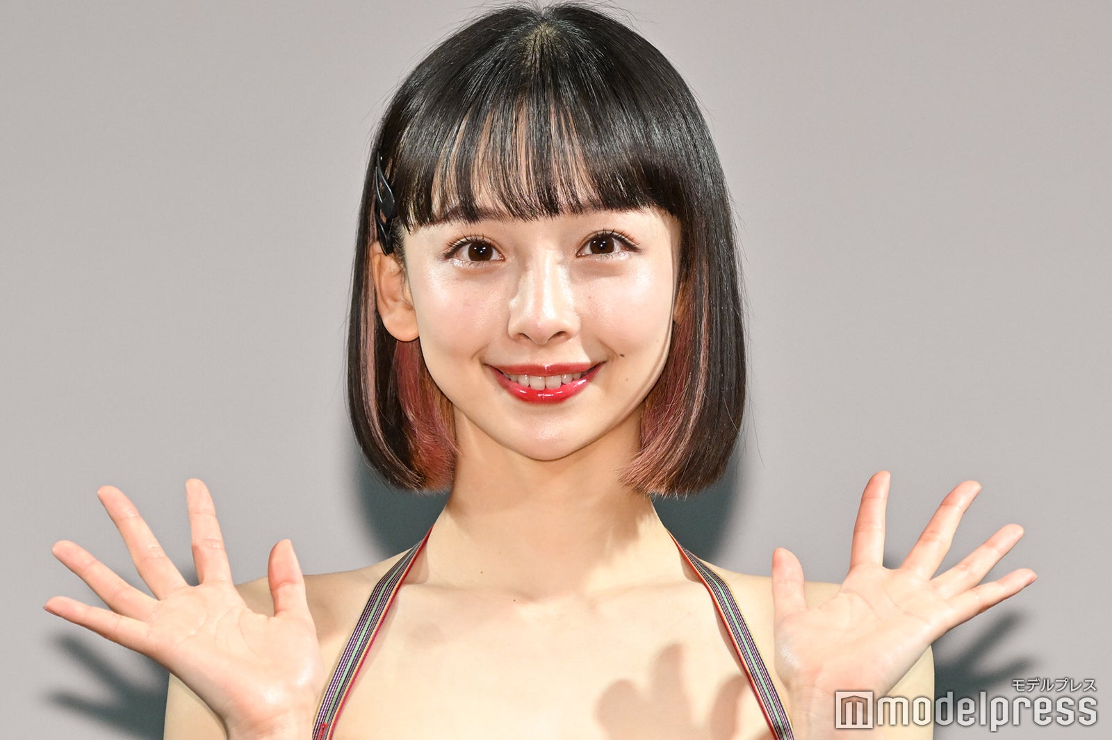 華村あすか“美脚全開”ミニ丈衣装で登場 大胆露出含む写真集をアピール