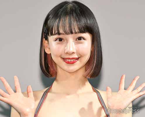 華村あすか“美脚全開”ミニ丈衣装で登場 大胆露出含む写真集をアピール<真価論>