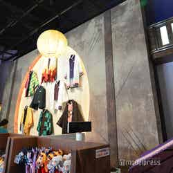 羽織のかかる壁をよく見るとひっかき傷のような跡が(C)モデルプレス