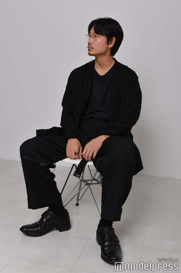 綾野剛(C)モデルプレス/スタイリスト:申谷弘美、ヘアメイク:石邑麻由 /Tシャツ ¥14,300(RESURRECTION)、パンツ ¥121,000(DUELLUM/TEL:03-5447-2100)