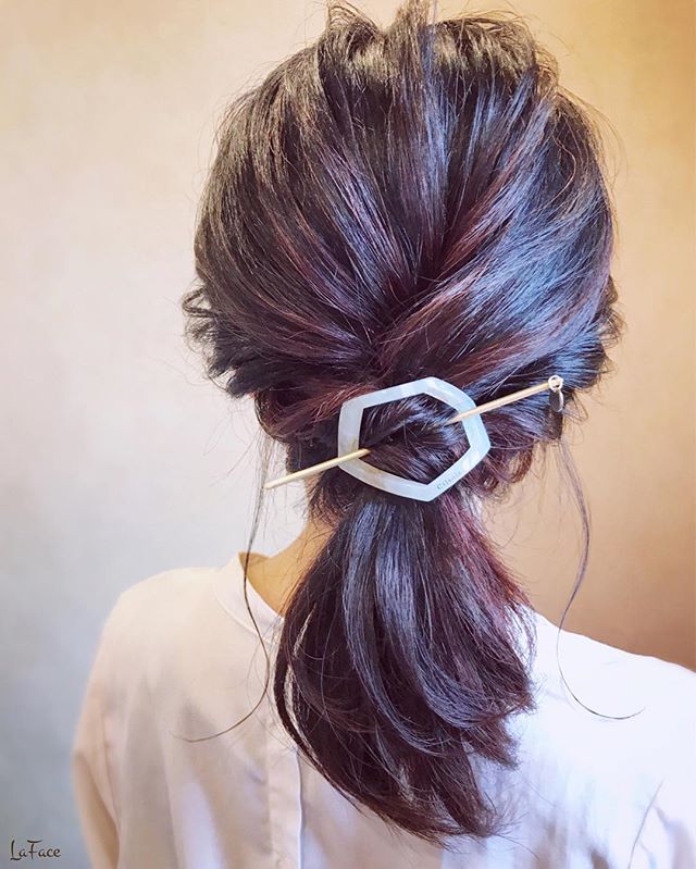 ストレートヘアの一つ結びアレンジ12選 巻かないでもおしゃれにキマる モデルプレス ストレートヘアの一つ結びアレンジ12選 巻かないでもおしゃれにキマる モデルプレス