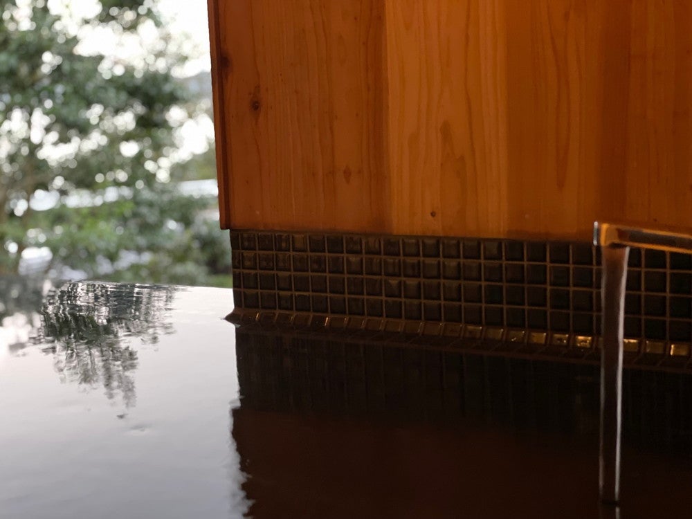 足るを知る木洩れ日る／画像提供：studioKANRO