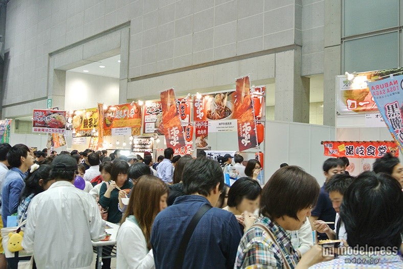 「全国ご当地どんぶり選手権」では多くの来場者が丼ものを堪能