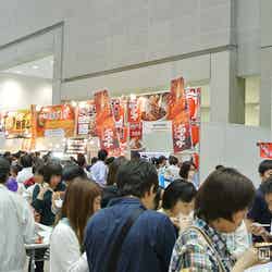 「全国ご当地どんぶり選手権」では多くの来場者が丼ものを堪能