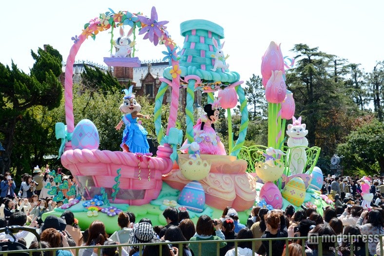 おしゃれをした女の子たちが楽しく踊るイースターバニーの舞踏会