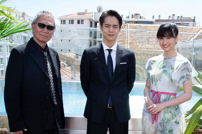 (左から)三池崇史監督、窪田正孝、小西桜子(c)Kazuko Wakayama