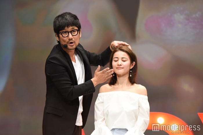 ツヤをプラスしてナチュラル肌に(C)モデルプレス