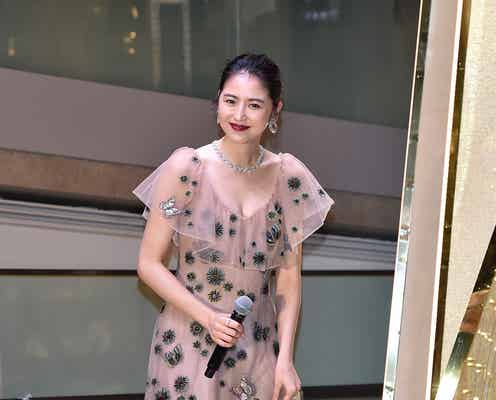 長澤まさみ、美谷間チラリのSEXYドレスで登場 理想のクリスマスを明かす