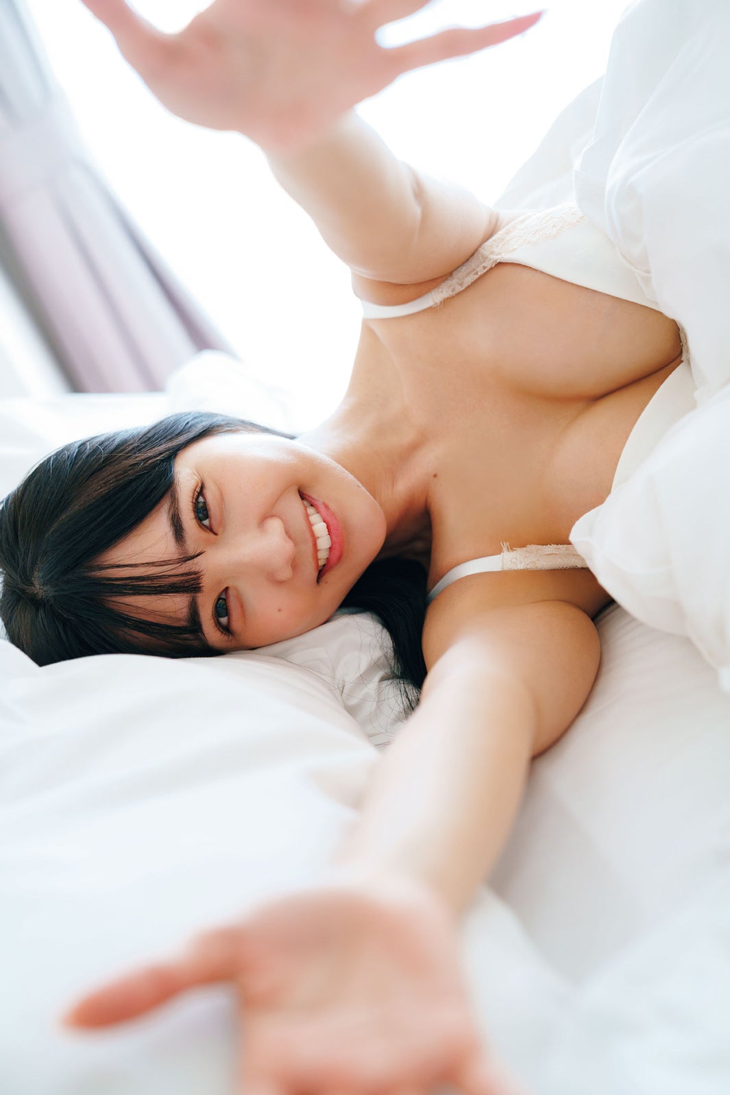 #2i2天羽希純、ベッドでふんわりバスト披露 “おいで”ポーズにキュン