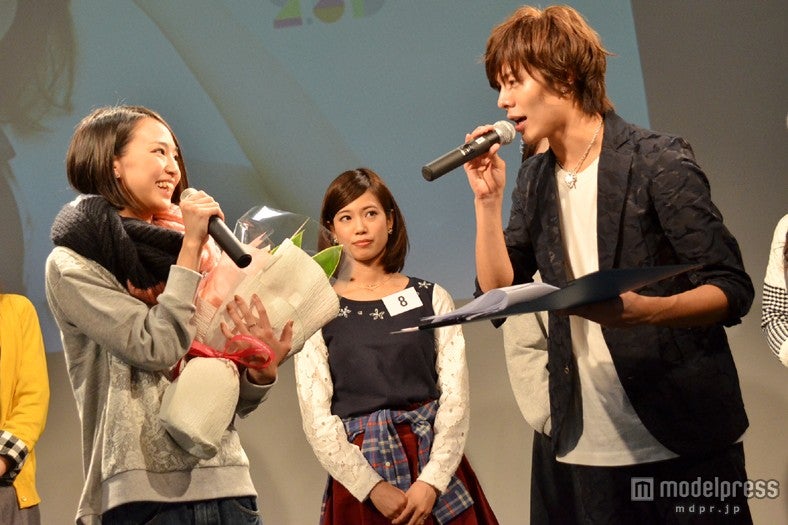 準グランプリを獲得した三戸芹香さんとMCの井出卓也