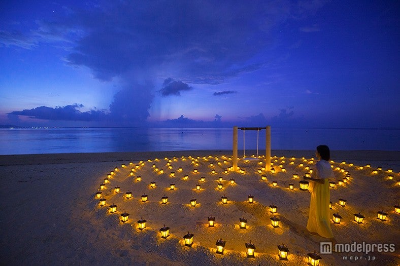 海を向いたブランコの周りをランタンが囲む「砂のラビリンス」