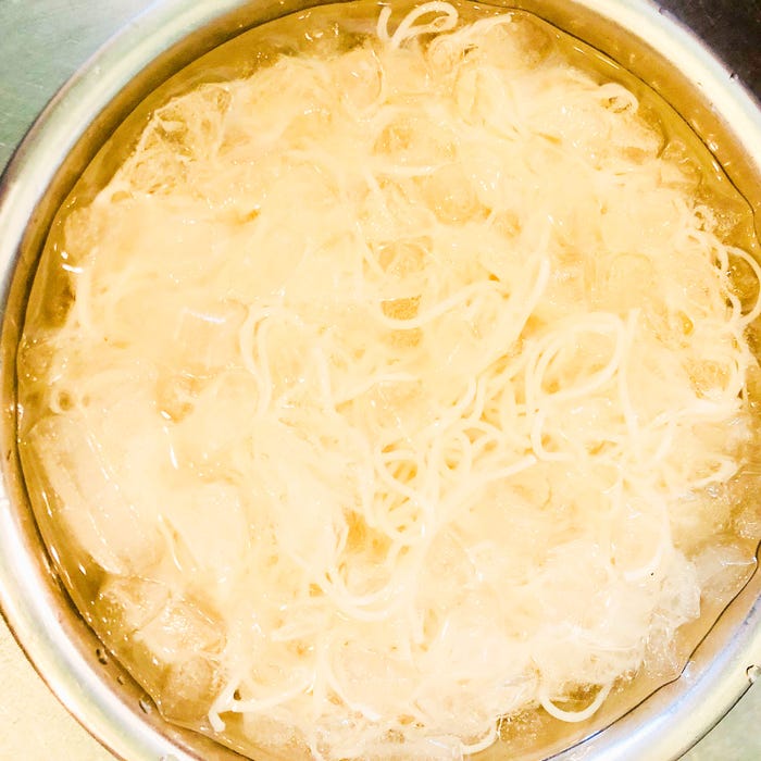手順1:そうめんを氷水にとり冷やす/画像提供:柏原歩