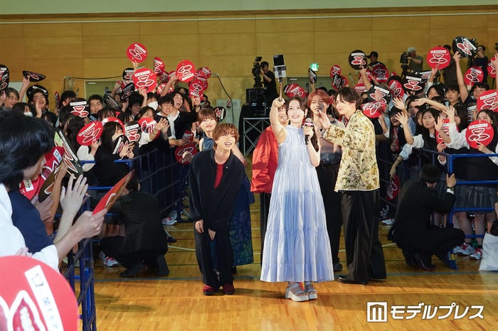 生徒たちと自撮り撮影する様子(C)モデルプレス