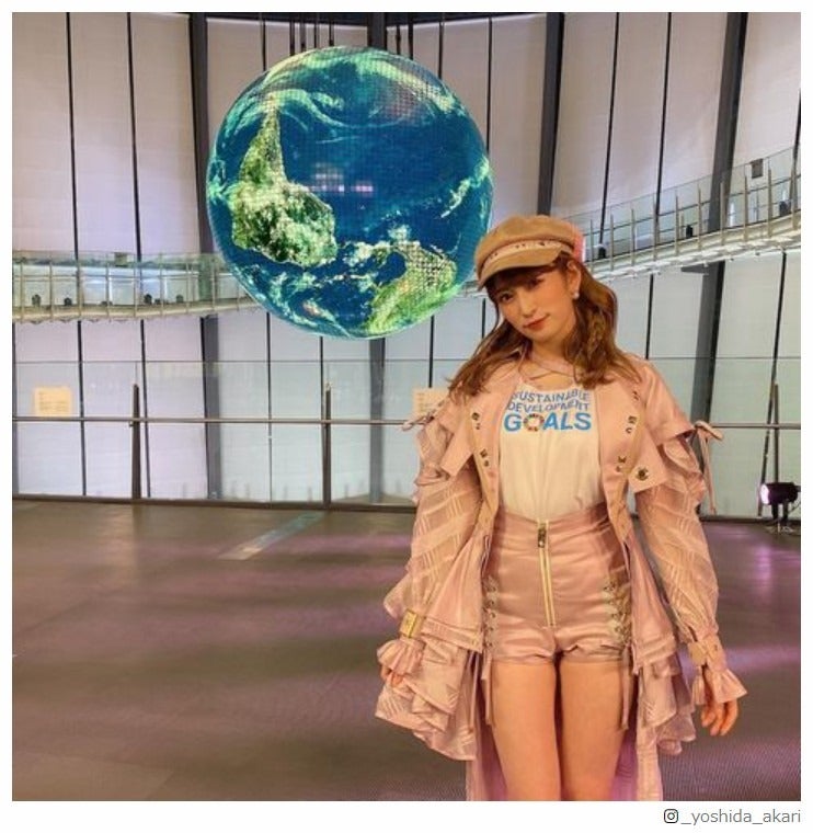 NMB48吉田朱里、卒コン巨大ドレスリメイク衣装で美脚披露