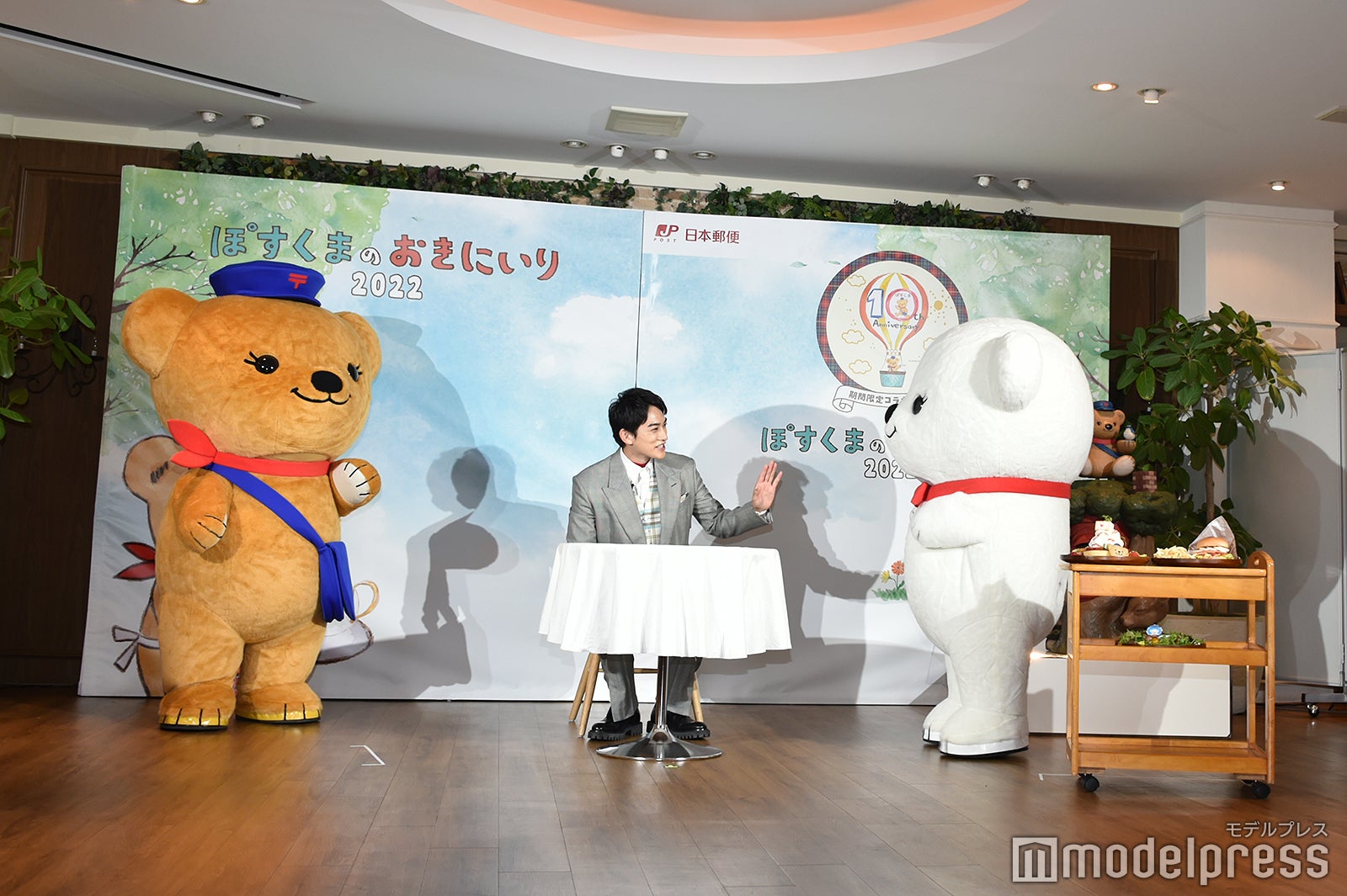 ぽすくまに続き現れたぽすこぐまに手を振る町田啓太（C）モデルプレス