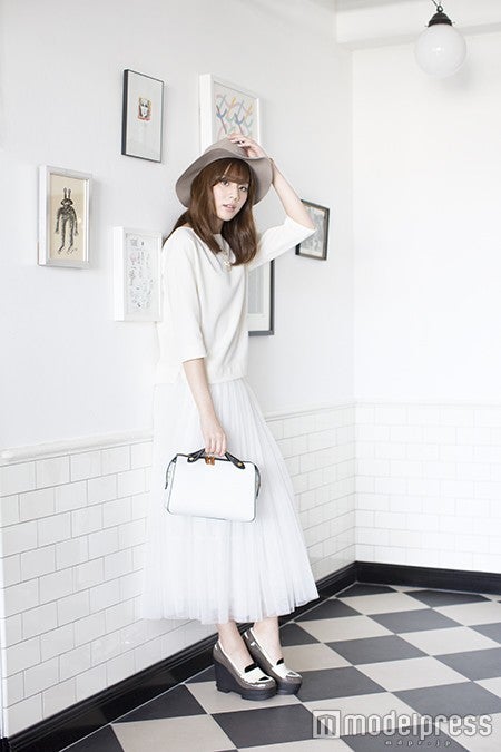 チュールスカートはハット＆ローファーで甘辛ミックス