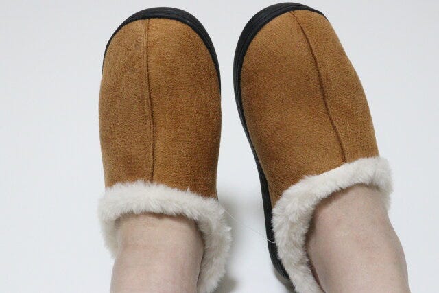 ダイソー 外でも履けるスリッパ(スエード) ダイソーの秋冬にピッタリな外でも履けるスリッパ(スエード)