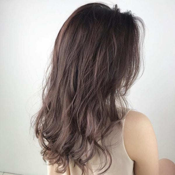 暗め ピンクの髪色が大人可愛い ブラウン系 アッシュ系までおすすめをご紹介 モデルプレス 暗め ピンクの髪色が大人可愛い ブラウン系 アッシュ系までおすすめをご紹介 モデルプレス