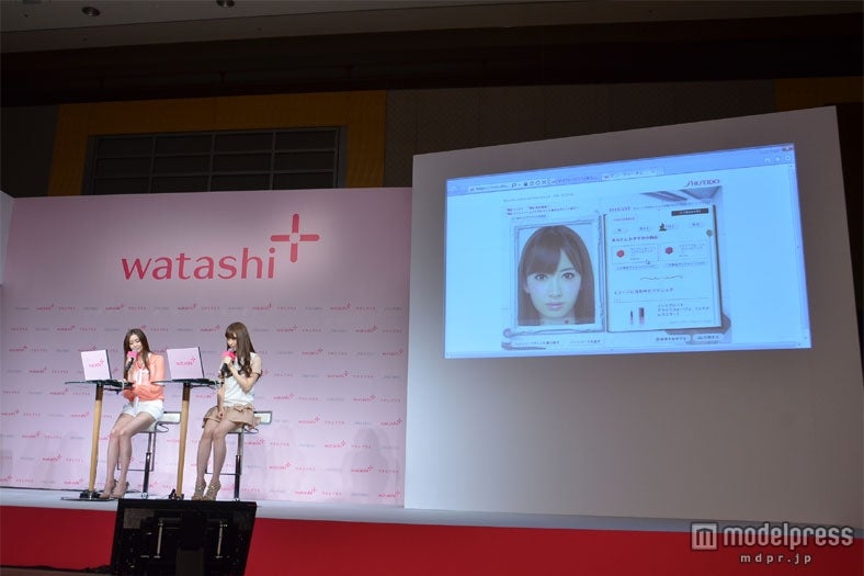 資生堂「ワタシプラス」の「ビューティーチェック」を体験する小嶋陽菜