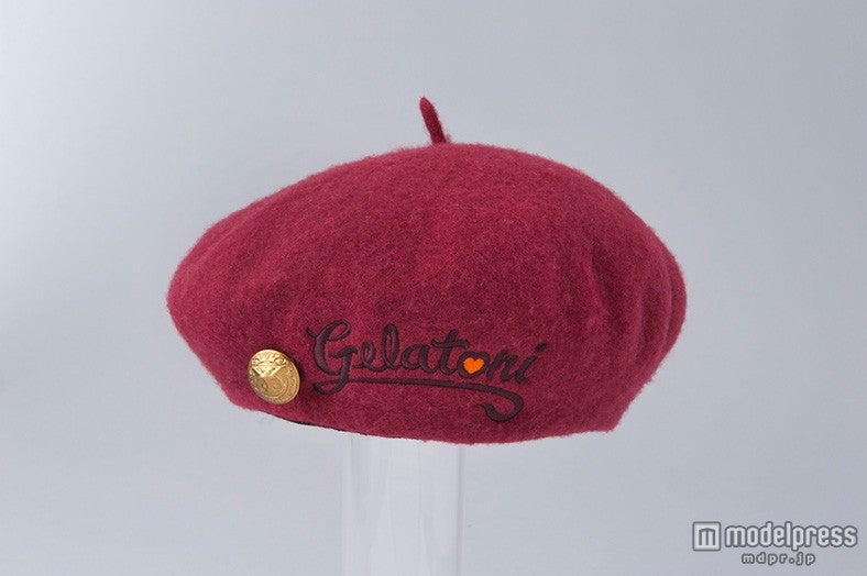 ベレー帽：サイドにはロゴ入り（C）Disney