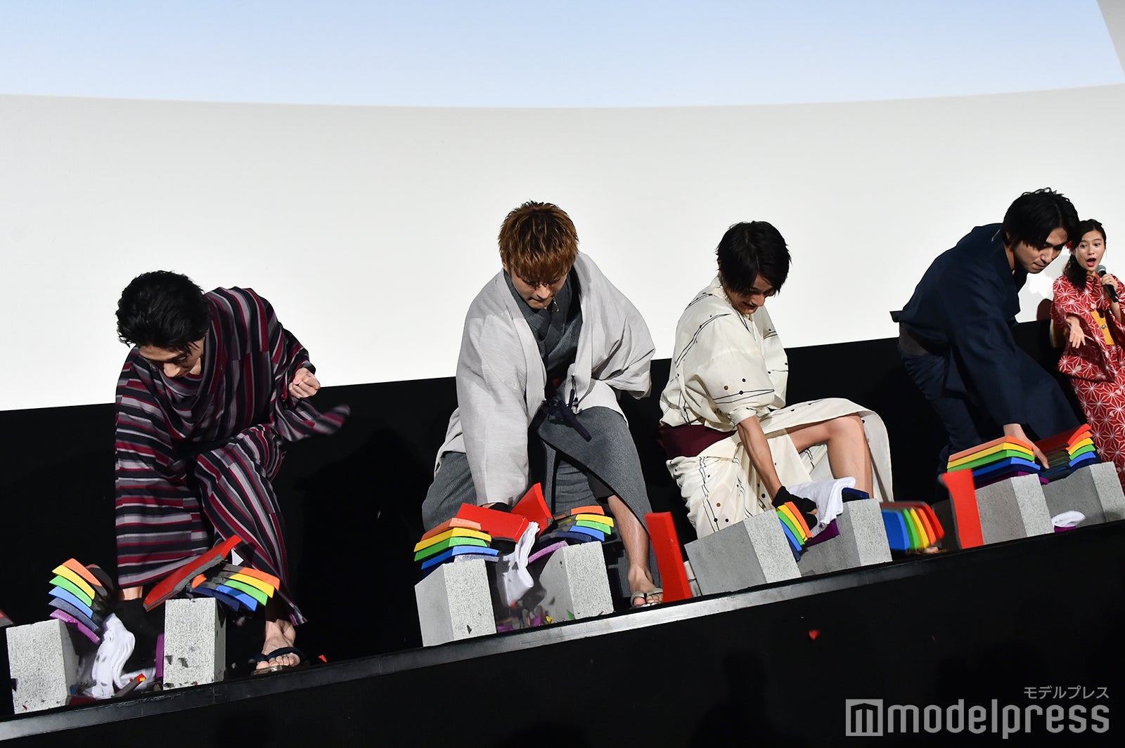 瓦割りに挑んだ高杉真宙、佐野玲於、中川大志、横浜流星（C）モデルプレス