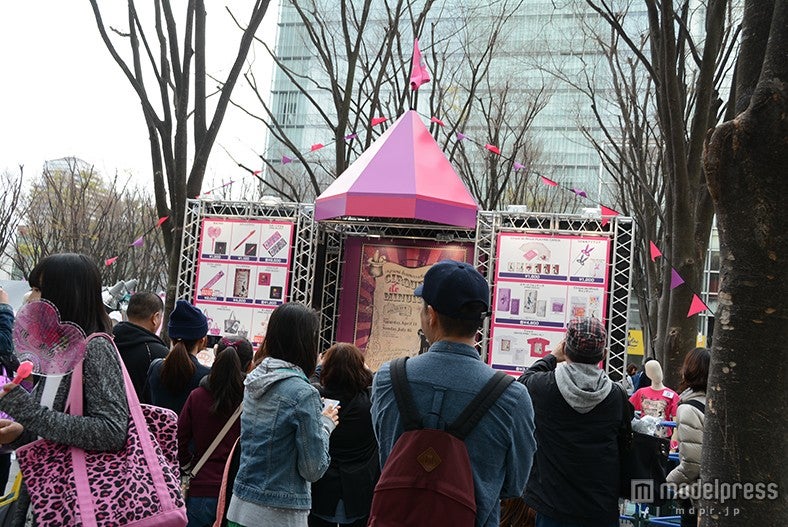 “真夜中のサーカス”がイメージされたグッズ展示スペースの様子