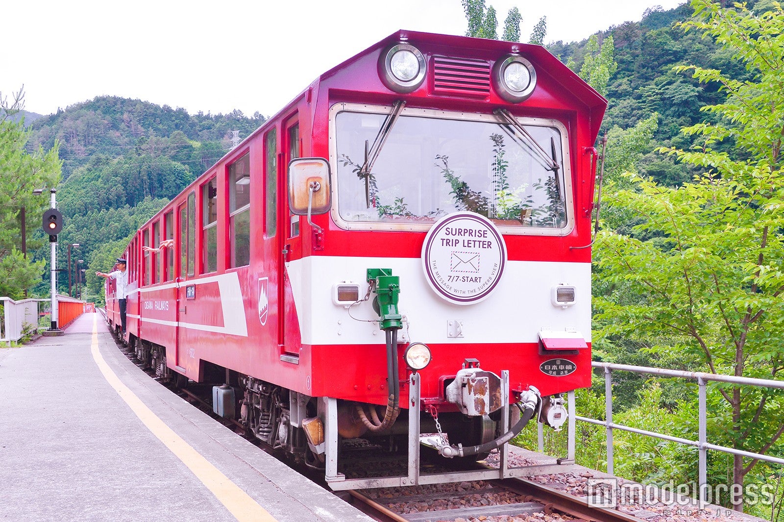 列車先頭のヘッドマークも今回のイベント「SURPRISE TRIP LETTER」仕様に （C）モデルプレス