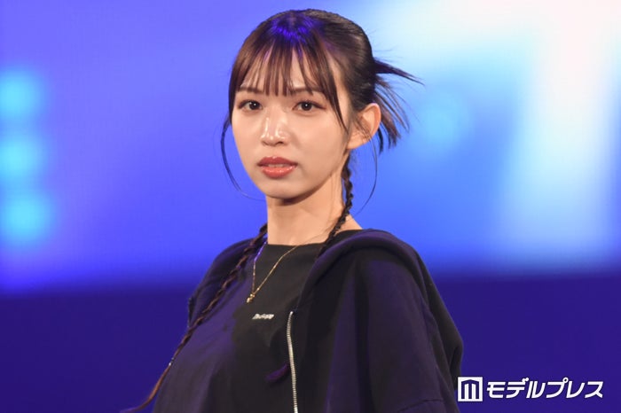 虹プロ出身・ヒナ、素肌魅せスポーティコーデでヘルシーに【札幌コレクション2024SS】
