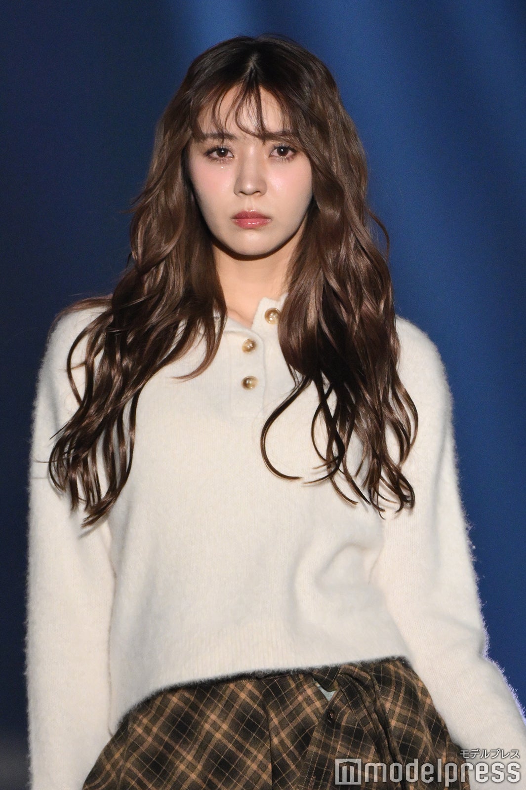 小林由依、ウェービーヘア無造作にかき上げ笑顔 チェックシャツが秋っ