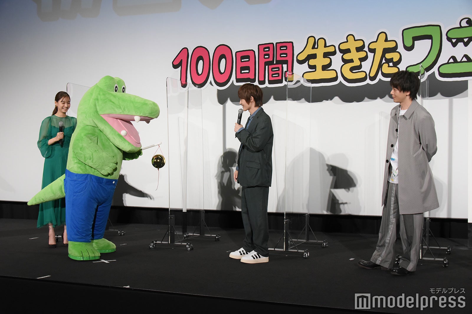 （左から）新木優子、ワニ、神木隆之介、中村倫也（C）モデルプレス