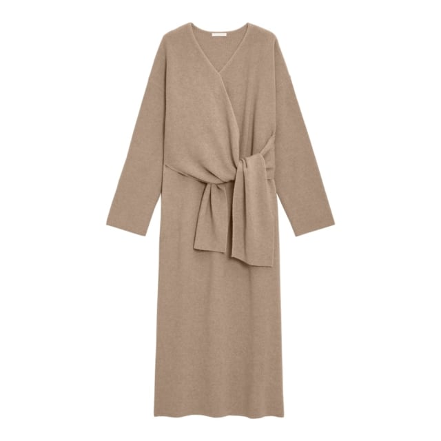 ベージュのリボンディテールのニットワンピ