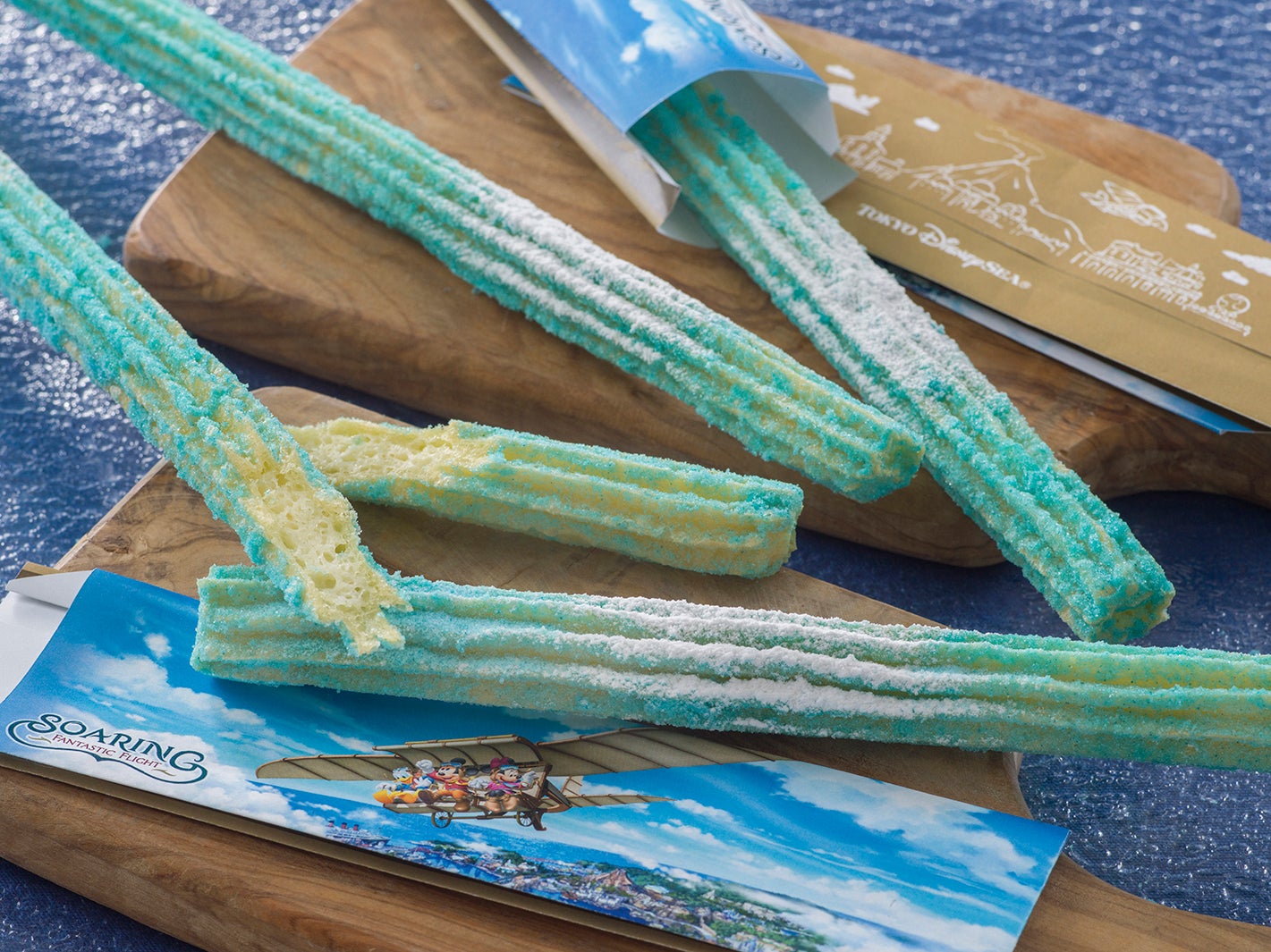 ファンタスティック・フライト・チュロス（パイナップル）1本400円 （C）Disney