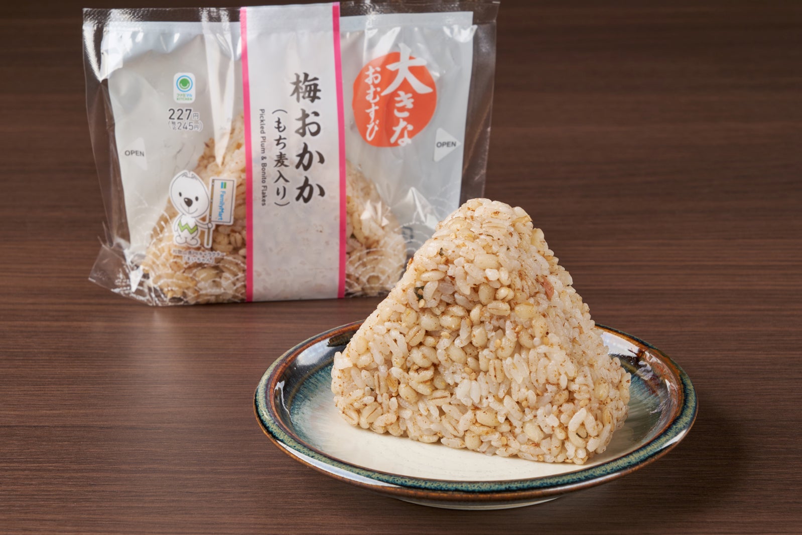 「大きなおむすび 梅おかか（もち麦入り）」税込245円（提供画像）