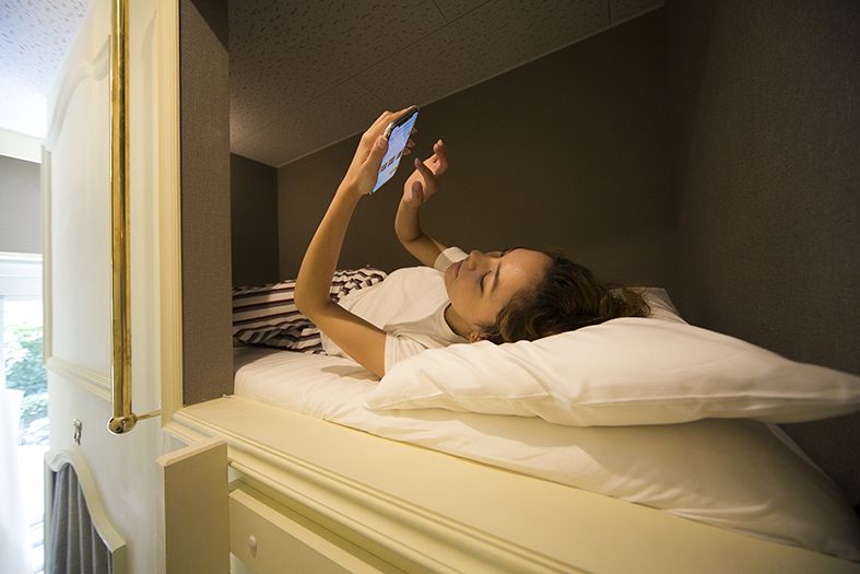 ベッドはゆったりサイズ／画像提供：OUR SPACE