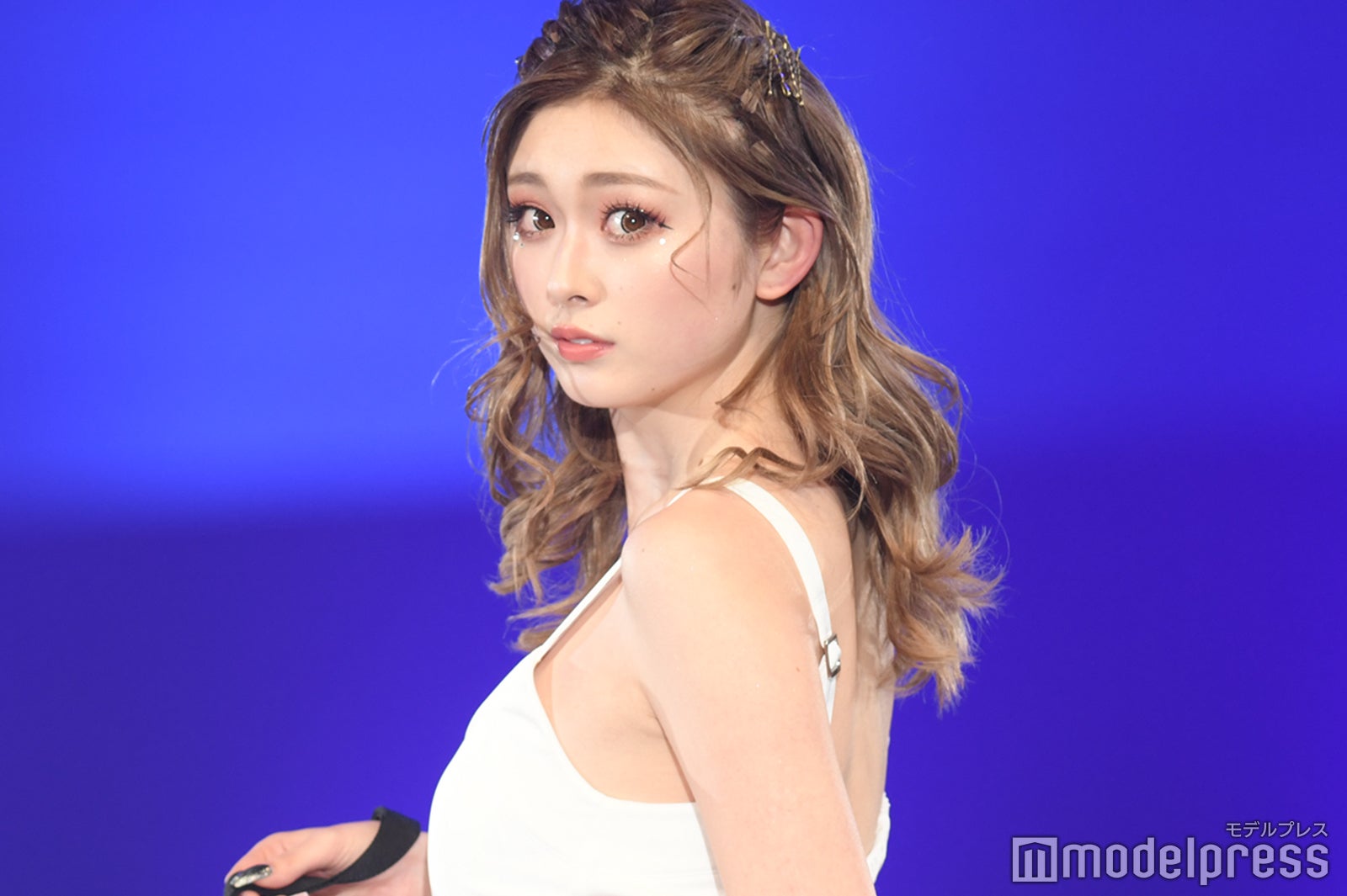 骨折から復活・ゆうちゃみ、背中大胆披露で抜群スタイル際立つ＜札幌コレクション 2022 S／S＞