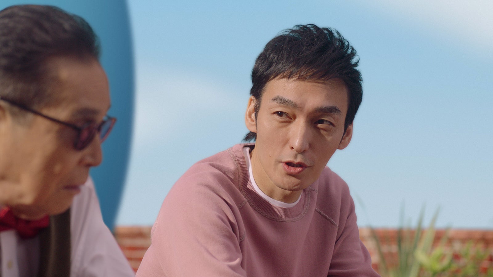 タモリ、草なぎ剛／新TVCM「屋上での出会い」篇（提供写真）