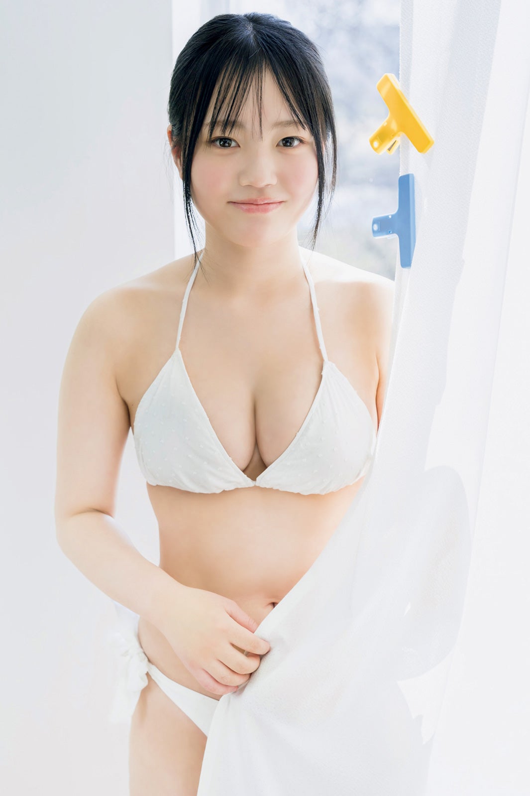 新人JK・鈴原すず、くっきり美谷間で魅了「FLASH」初登場