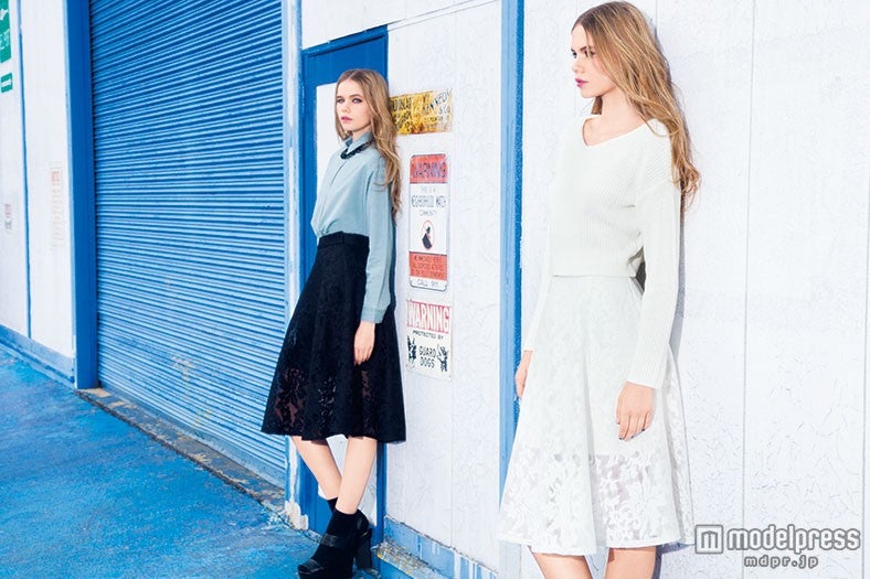 程よい透け感のあるミモレ丈スカート