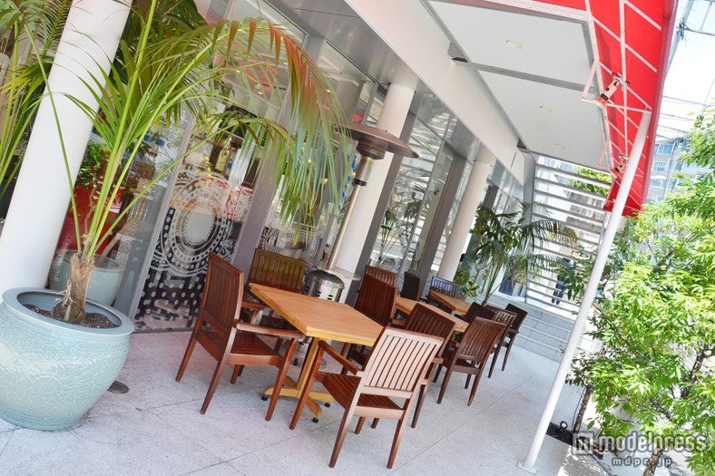 夏にぴったりのテラス席、夜はLEDでライトアップされる