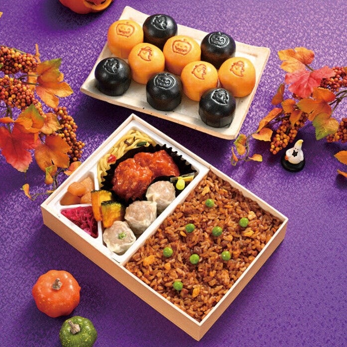 崎陽軒「ハロウィン限定 黒炒飯弁当(税込950円)」「ハロウィン限定 黒シウマイまん&かぼちゃまん(10個入、税込560円)」(提供画像)