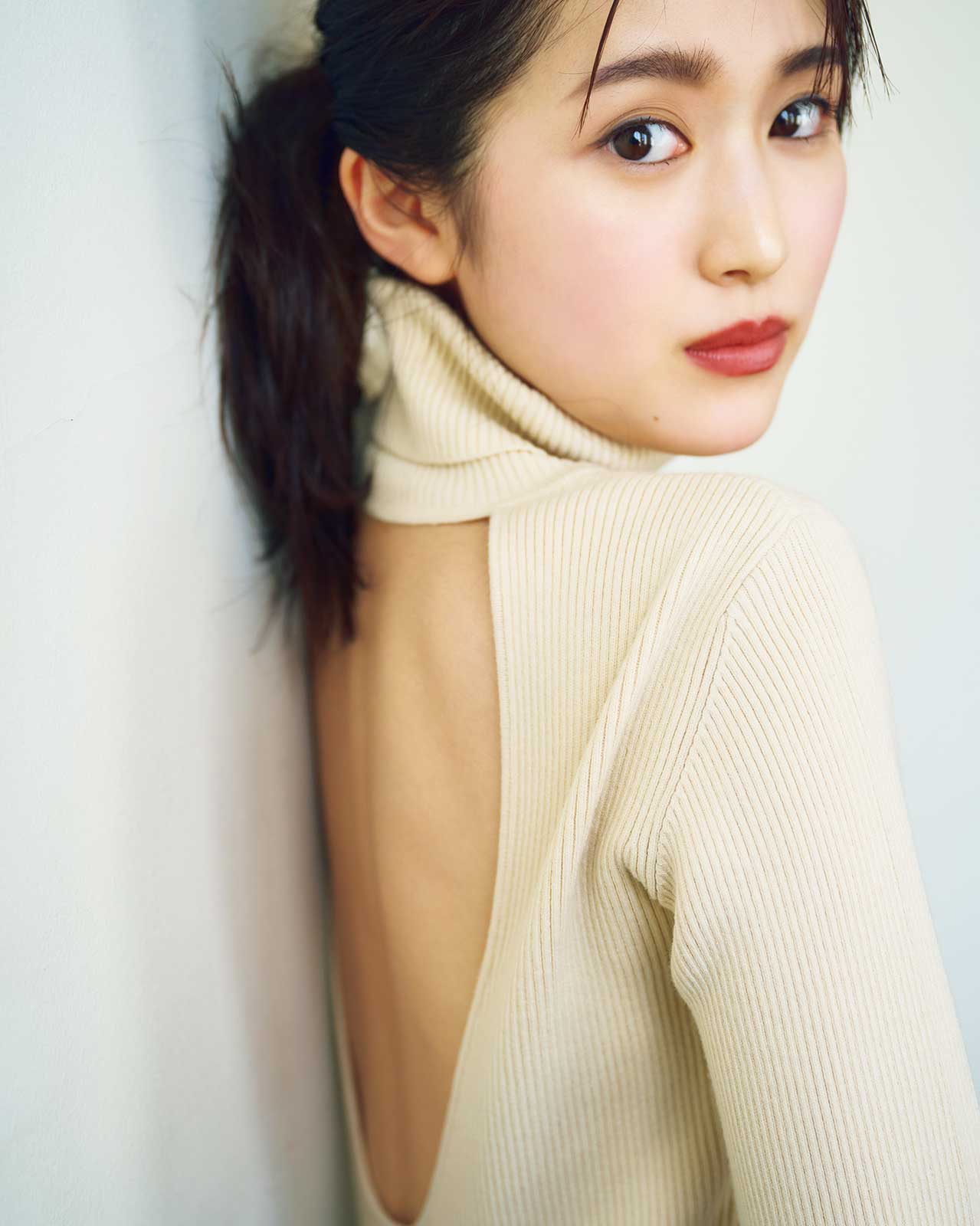 福本莉子、透明感溢れる美麗カットで大人っぽキレイに 大胆美背中も披露