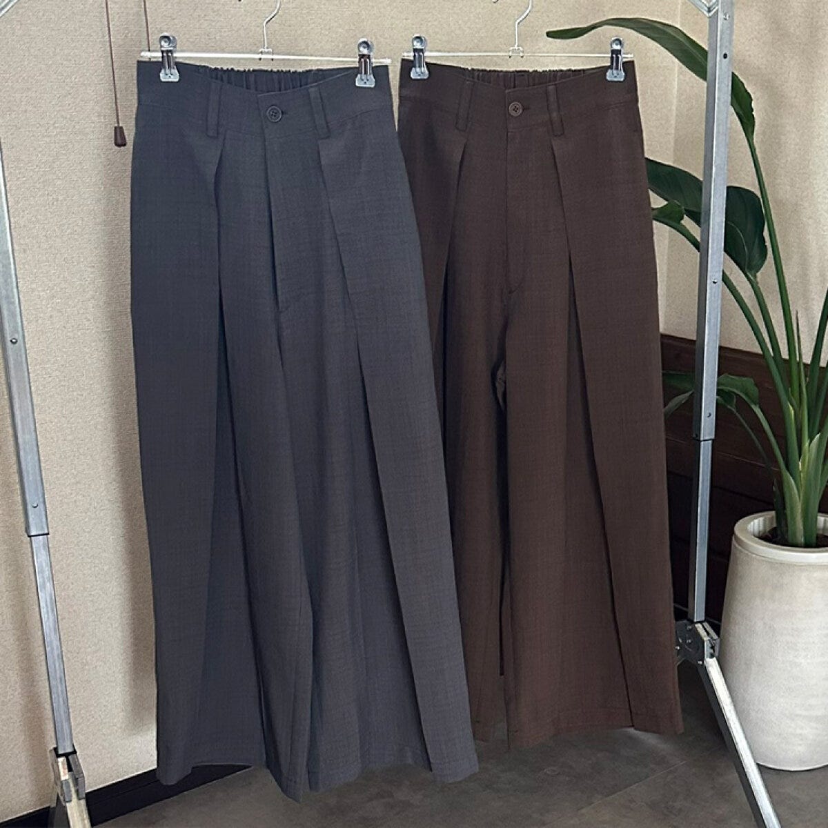 ダークグレーとブラウンの立体タックワイドパンツ2本