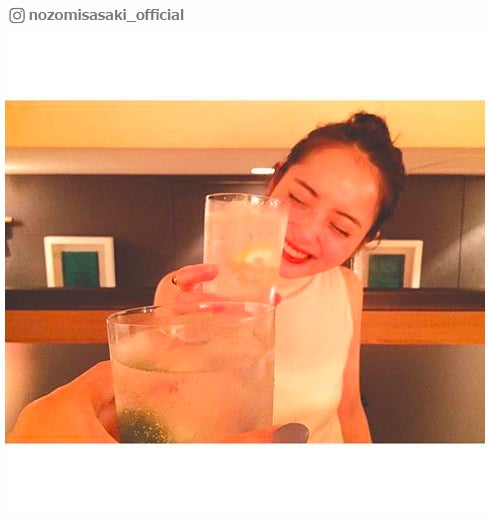 佐々木希、“デコ出し”乾杯ショットが可愛すぎ！「最高の笑顔」「天使」と反響