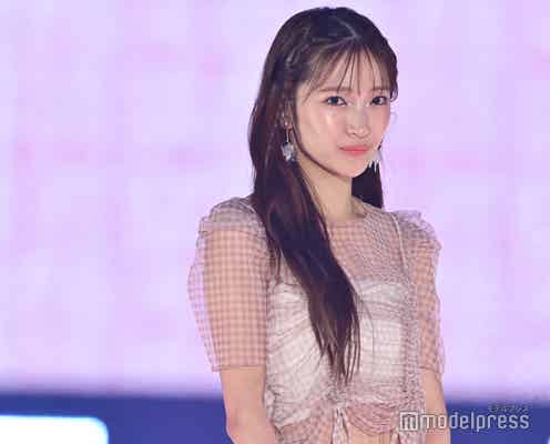 Girls2小川桜花、シアートップスで美肌透ける ほっそりウエストも披露【GirlsAward 2025SS】