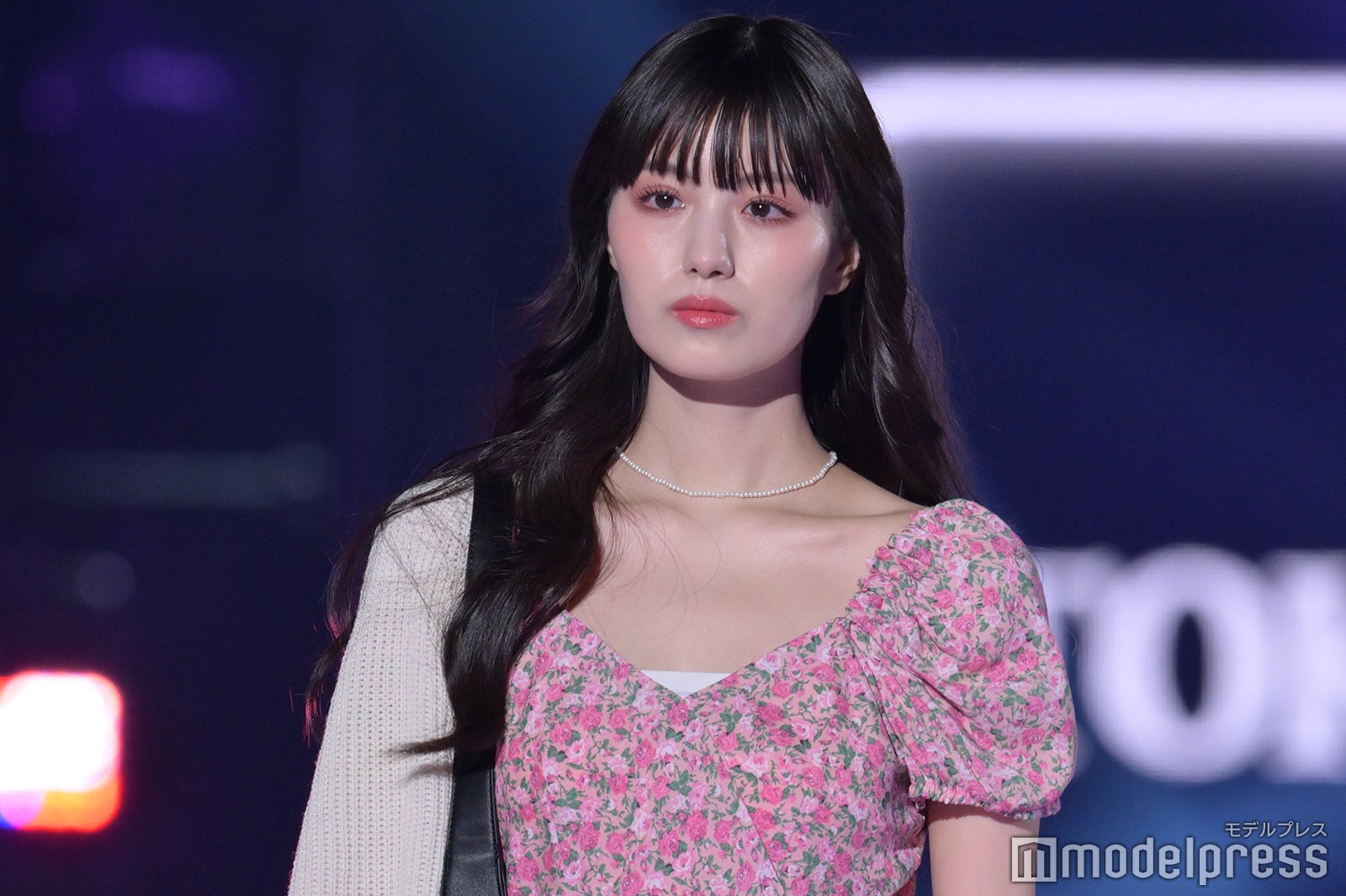 鶴嶋乃愛の美デコルテに視線集中 ガーリーコーデで上品に肌見せ＜TGC 2022 A／W＞