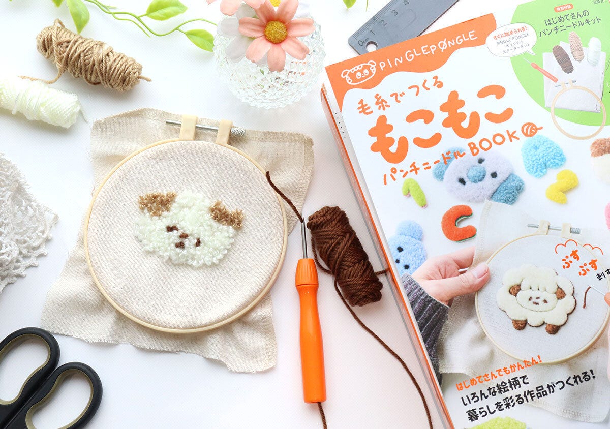完成したねこのパンチニードル作品とBOOK・付属の道具一式