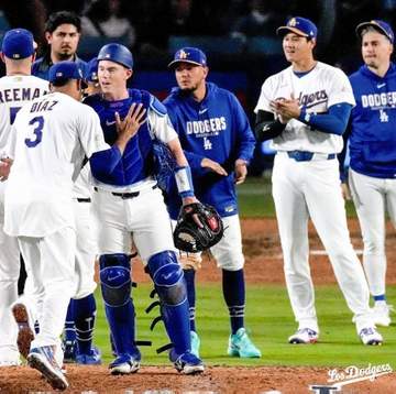 TV出まくり有名人 ド軍開幕3連戦を生観戦→料金など詳細明かす ANA上級クラスがまるで高級ホテル！個室のような座席＆料亭級機内食