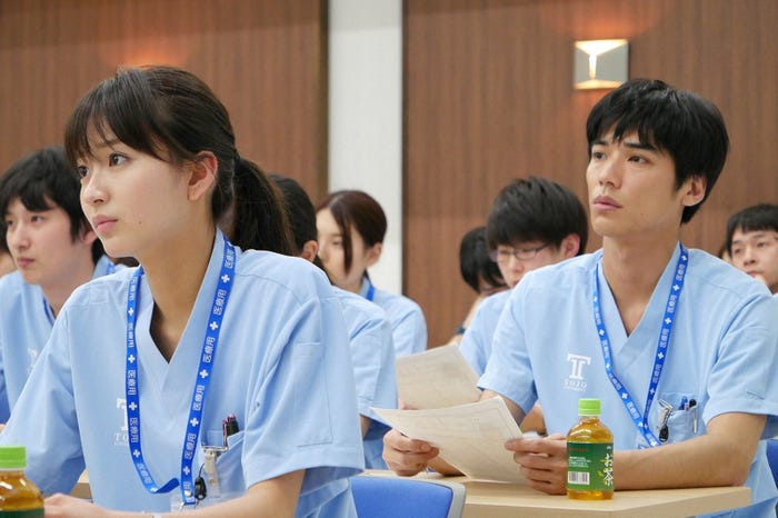 岡崎紗絵、山田悠介/「ブラックペアン」第4話より(C)TBS