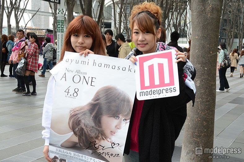 ayuのサイン入りポスターをゲットしました！と嬉しそうに話してくれた左から、えいちゃんさん・サリーさん